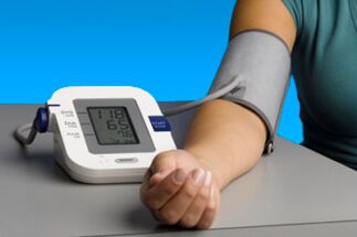 Contrôle de la pression artérielle de l'hypertension pour éviter les conséquences négatives