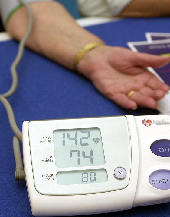 Indicateurs de pression caractéristiques de l'hypertension de stade 1.