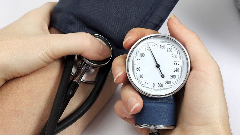 Mesure de la pression artérielle pour l'hypertension.